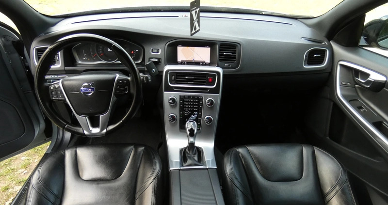 Volvo V60 Cross Country cena 58400 przebieg: 228000, rok produkcji 2017 z Giżycko małe 121